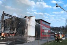 Millionenschaden beim Brand einer Firma in Achberg - Baden-Württemberg.
