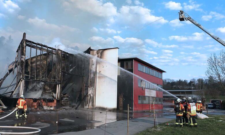 Millionenschaden beim Brand einer Firma in Achberg - Baden-Württemberg.